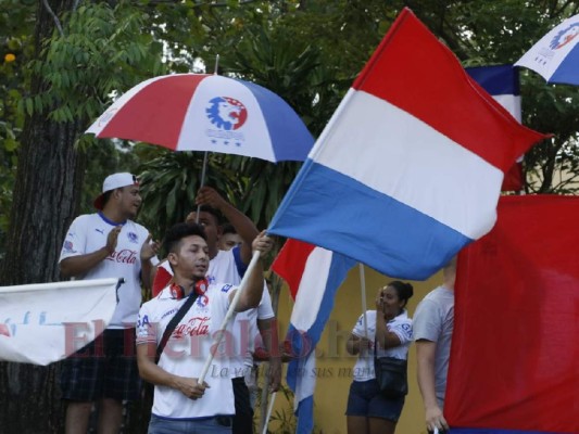 FOTOS: La Ultra Fiel pinta de tricolor las calles sampedranas en apoyo al León