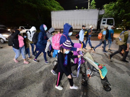 FOTOS: A pie y a 'jalón', sale masiva caravana de migrantes hacia EE UU