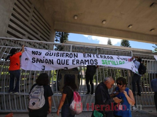 FOTOS: Así derribaron el portón principal estudiantes de la UNAH