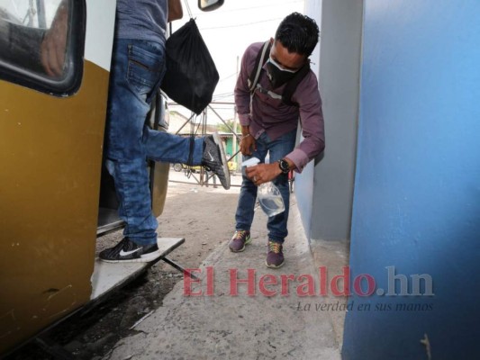 FOTOS: Estrictas medidas de bioseguridad y pocos pasajeros en buses interurbanos