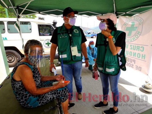 Con fluidez y orden avanza vacunación de adultos mayores en Parada Marte y UTH (FOTOS)