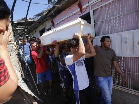 Las 15 dramáticas imágenes del incendio que cegó la vida de una menor y arrasó con siete casas en la colonia Fernando Calderón