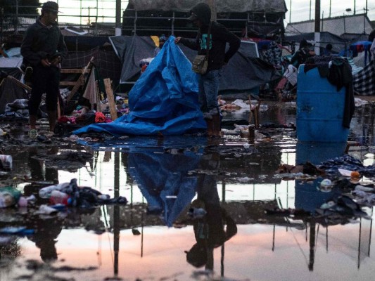 FOTOS: Fuerte lluvia destruye carpas en las que dormían migrantes de la caravana en Tijuana, México