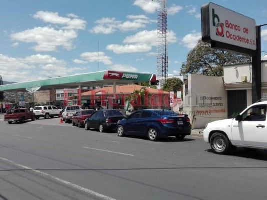 FOTOS: Enormes filas en gasolineras para abastecerse de combustible