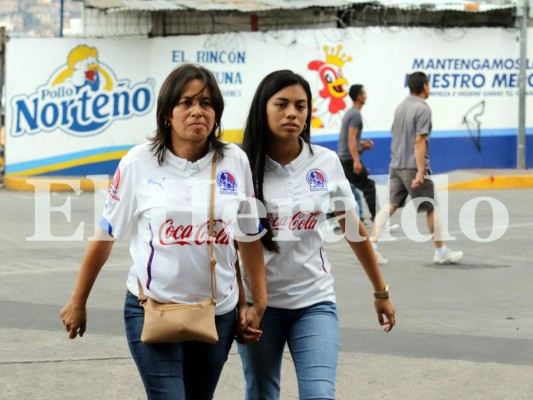 Llegada de la barra del Olimpia y aficionados del Motagua al Nacional