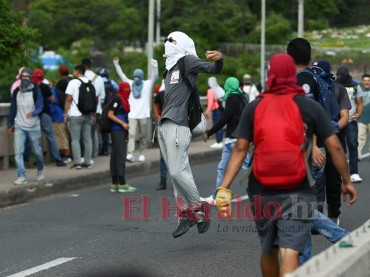 FOTOS: encapuchados bloquearon paso al bulevar Suyapa y anillo periférico