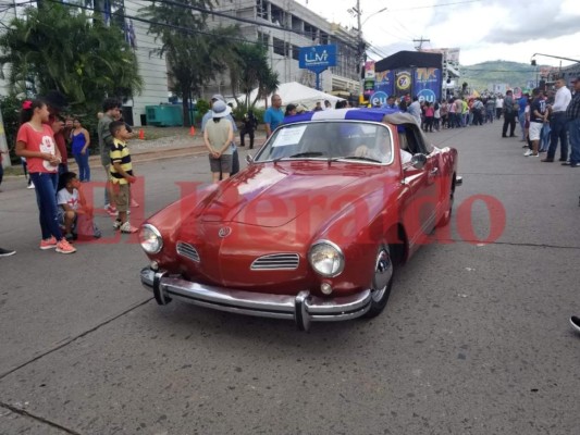 FOTOS: Los autos clásicos que adornan el carnaval de Tegucigalpa