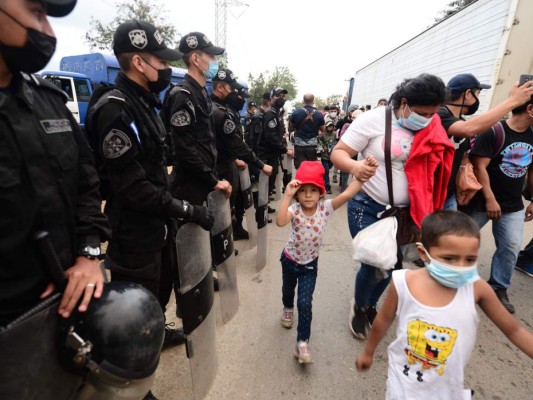 FOTOS: A pie y a 'jalón', sale masiva caravana de migrantes hacia EE UU