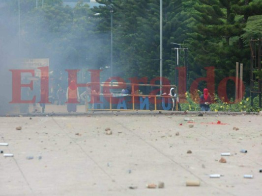 FOTOS: Nueva batalla campal entre universitarios y policías en la UNAH