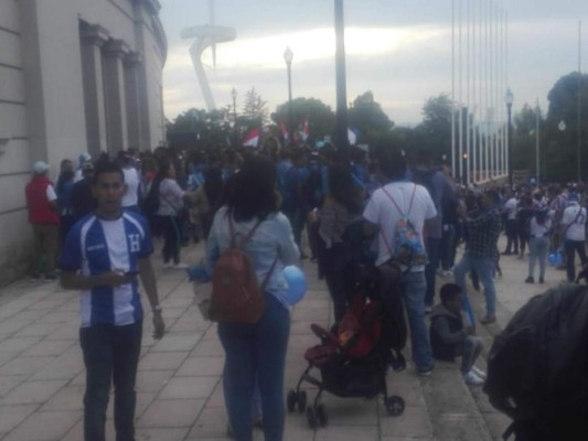 Así apoyan los catrachos en España a la Selección de Honduras