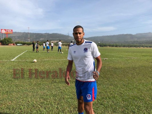 FOTOS: Vestido de blanco y muy sonriente, así llegó Eddie Hernández al entrenamiento de Olimpia