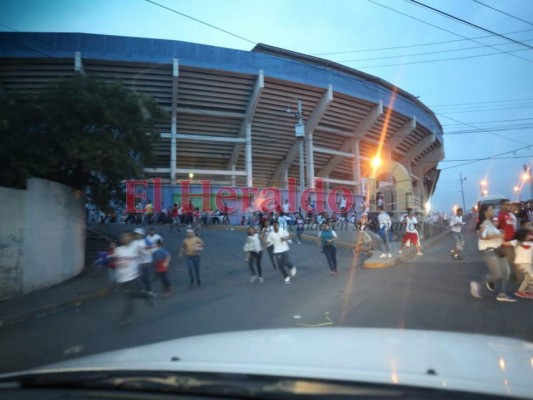 Caos, gritos desesperados y gases lacrimógenos: Los disturbios afuera del Estadio Nacional