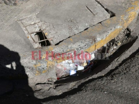 Baches, alcantarillas destapadas y calles colapsadas: riesgos en la capital