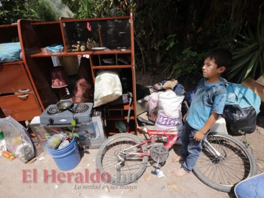 Las tristes imágenes del voraz incendio en cuatro casas de la colonia Villa Nueva en la capital