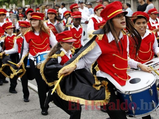 FOTOS: Extravagantes y vistosos trajes de las bandas en los desfiles