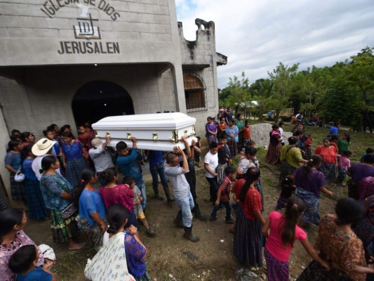 Fotos: El entierro de la niña guatemalteca que murió bajo custodia de los Estados Unidos