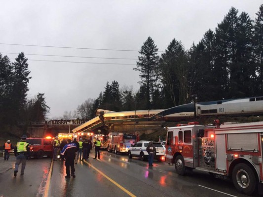 FOTOS: Así se descarriló un tren sobre una autopista al sur de Seattle