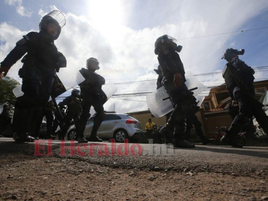 Protestas en El Chimbo: gaseados, padres con bebé en brazos e incendios