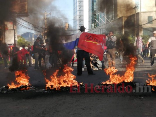 FOTOS: Oposición quema llantas e impide el paso en el bulevar Juan Pablo II de la capital