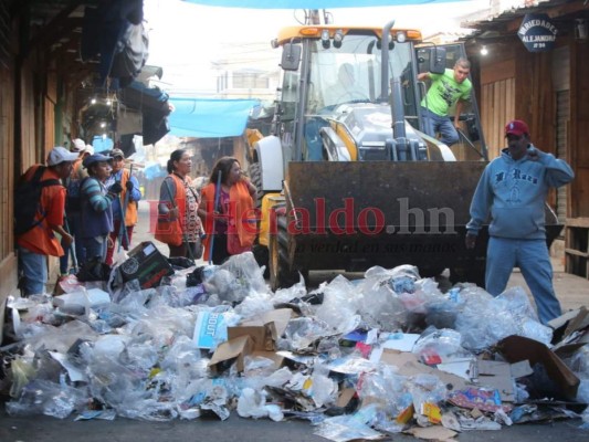 FOTOS: Inundadas de basura amanecieron las calles de Comayagüela, tras fiesta navideña