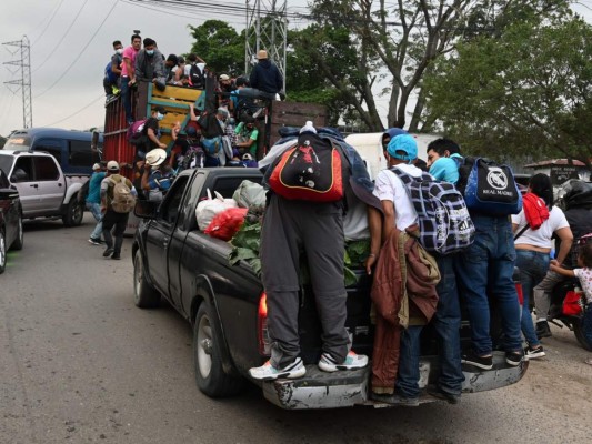 FOTOS: A pie y a 'jalón', sale masiva caravana de migrantes hacia EE UU