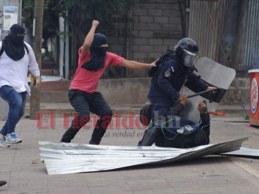 FOTOS: Guerra campal entre policías y encapuchados en el bulevar Suyapa