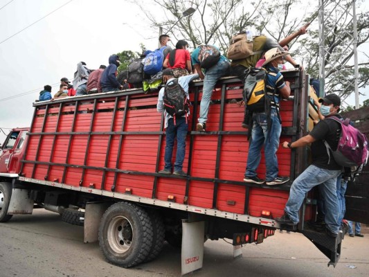 FOTOS: A pie y a 'jalón', sale masiva caravana de migrantes hacia EE UU