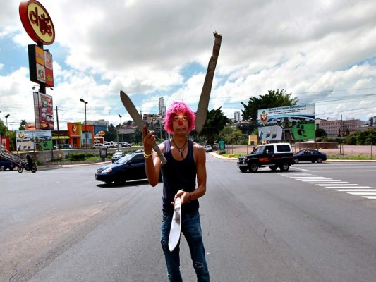 Arte del malabarismo en bulevares de Tegucigalpa