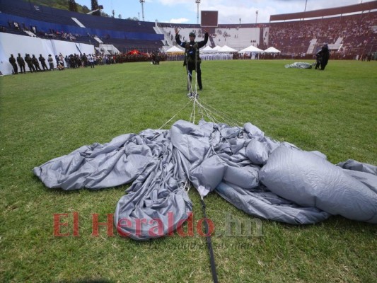 Júbilo y adrenalina: así fue el espectáculo de paracaidismo en el Bicentenario