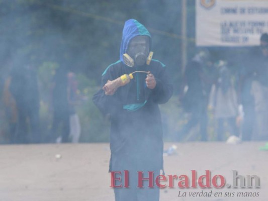 Descontrol y violencia en la UNAH en imágenes; hay estudiantes heridos