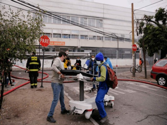 La dramática evacuación de pacientes entubados por incendio en hospital de Chile (Fotos)