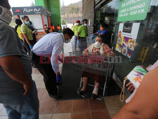 Pese a amenaza del coronavirus, capitalinos salen de casa para abastecerse