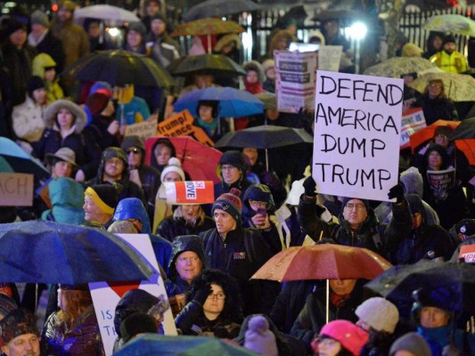 En calles de Boston y Nueva York piden la destitución de Donald Trump