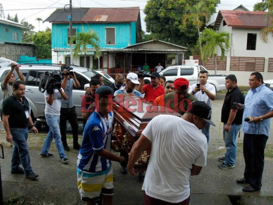 FOTOS: Desgarradoras imágenes de familiares y amigos en velorio de Juan Carlos García