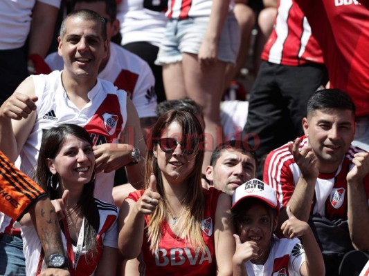 La bellas aficionadas del River Plate ya adornan el Monumental para el partido contra el Boca Junior