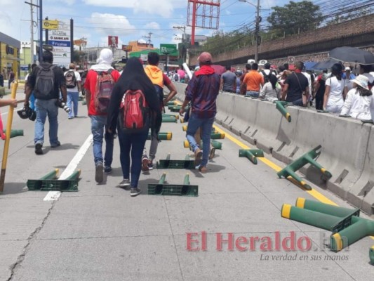 FOTOS: Caos y destrucción dejan manifestantes frente al aeropuerto Toncontín