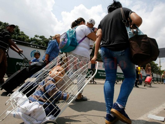 El calvario de miles de venezolanos enfermos que buscan ayuda en Colombia