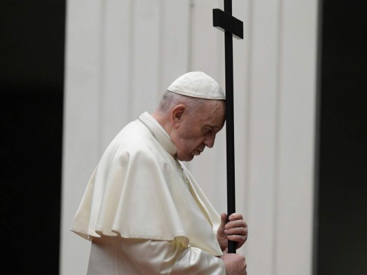 En una plaza vacía y con cinco reos, Papa celebra viacrucis del Viernes Santo