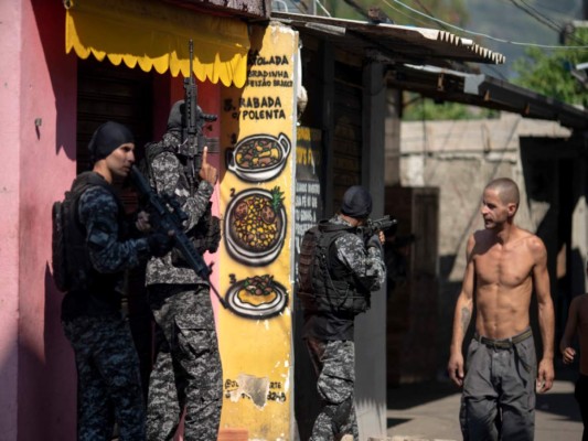 Policía irrumpe en favela de Río; hay al menos 25 muertos (Fotos)