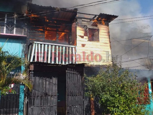 Las primeras imágenes del voraz incendio en barrio Bella Vista