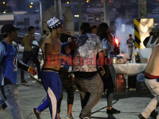 Terrible enfrentamiento entre barras y Policía Nacional tras el clásico capitalino