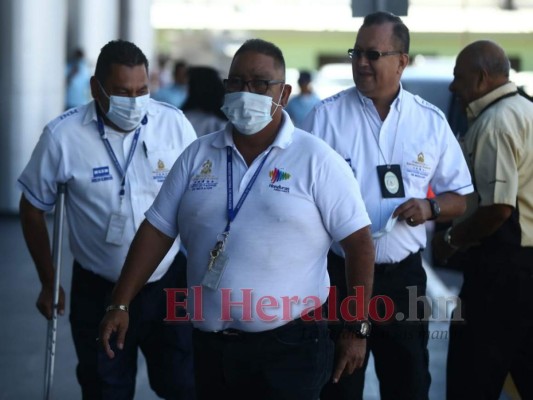 FOTOS: Mascarillas y gel antibacterial, las medidas en Toncontín ante coronavirus