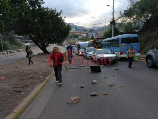 Enormes piedras obstaculizaron calles de la capital durante tomas de la Alianza de Oposición