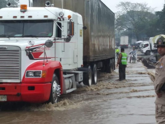 Caos e inundaciones dejan fuertes lluvias y frente frío en el norte de Honduras