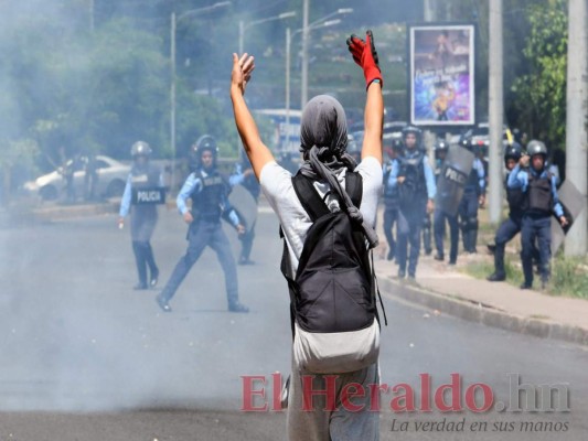 Descontrol y violencia en la UNAH en imágenes; hay estudiantes heridos