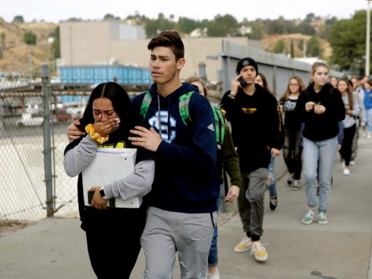 FOTOS: El drama y dolor que dejó tiroteo en secundaria de Los Ángeles