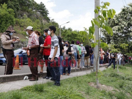 Así recibieron la vacuna anticovid los niños mayores de 12 años en la capital