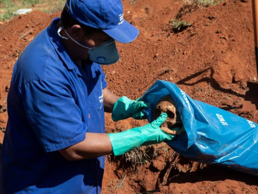 FOTOS: Ante muertes por coronavirus, cementerios de Sao Paulo vacían tumbas