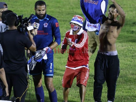 FOTOS: Ultra Fiel ingresó a la cancha y festejó con jugadores de Olimpia tras avanzar a la final