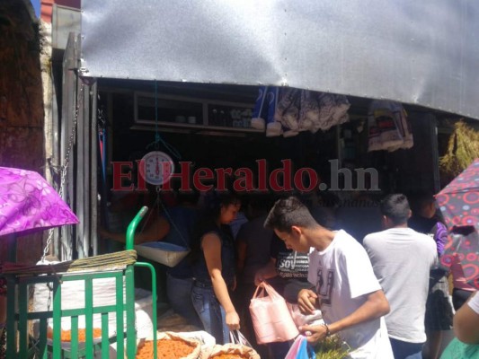 Capitalinos abarrotan mercados para abastecerse en plena cuarentena por Covid-19